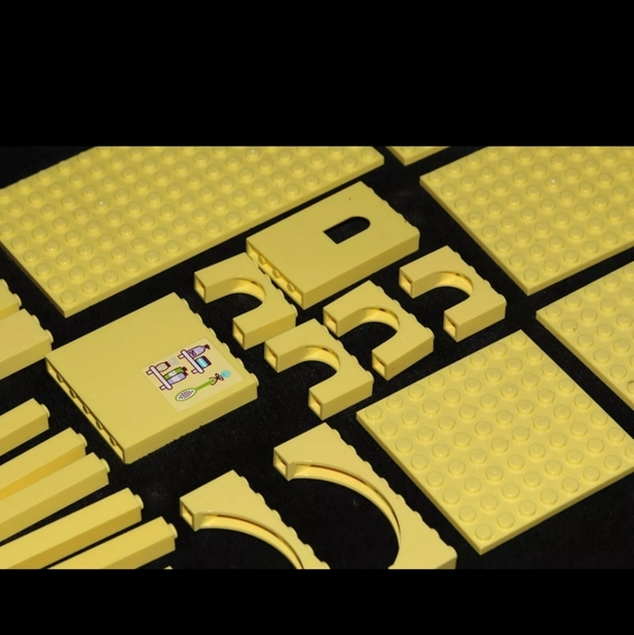 Lego bulk lot - bright yellow? columns, arches, panel, 8x16 plates, 8x8 [37 pcs] - Picture 3 of 3